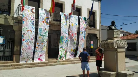 Resultado del mural efímero colgado sobre la fachada del Ayuntamiento de Bermillo. Fotografía: CEDIDA