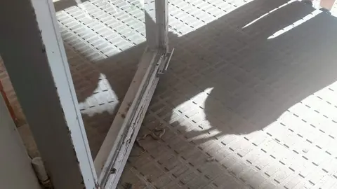 La pequeña culebra en la puerta de un inmueble en San José Obrero