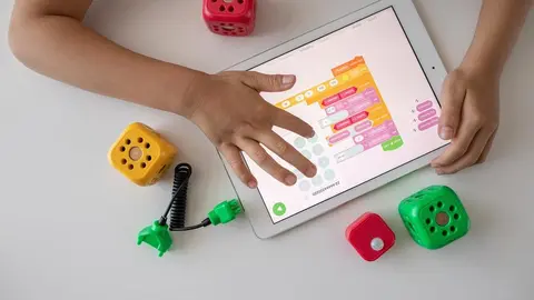 Niño jugando con la tablet. Fotografía de archivo