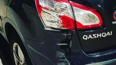 Imagen del daño provocado por una autocaravana extranjera a un vehículo en Villar del Buey. Fotografía cortesía de @pueblosdesayago