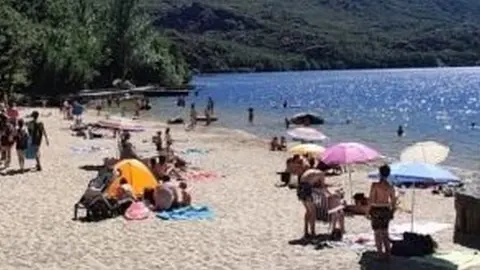 Sombrillas en el Lago de Sanabria