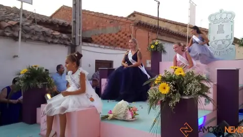 La reina de las fiestas en su carroza por las calles de Coreses