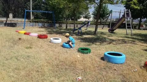 Ruedas pintadas por los niños en el parque de Rabanales