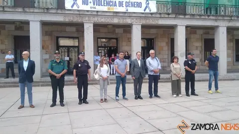 Cinco minutos de silencio frente a la Subdelegación del Gobierno por la mujer asesinada en Valladolid
