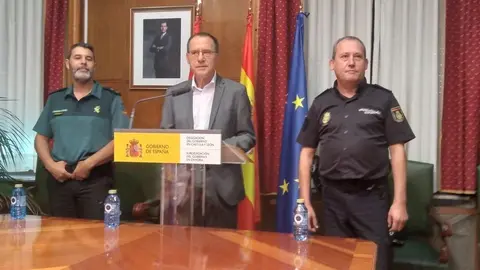 El subdelegado del Gobierno en rueda de prensa con el comisario y el jefe de la Comandancia de la Guardia Civil