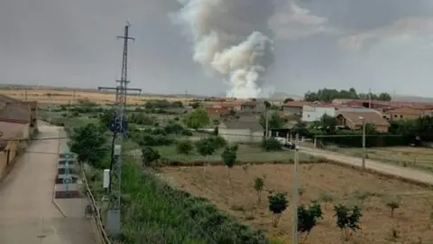 Imagen de archivo del incendio en Ayoó de Vidriales el pasado verano