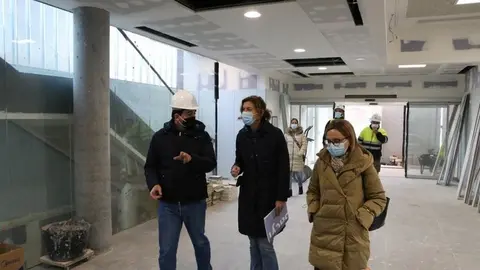 Imagen de archivo de la delegada de la Junta visitando las obras de Parada del Molino