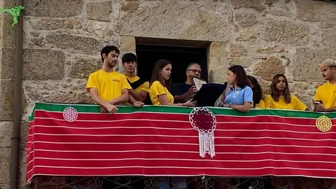 José Manuel Hernández Arenal muestra la placa de agradecimiento desde el balcón consistorial