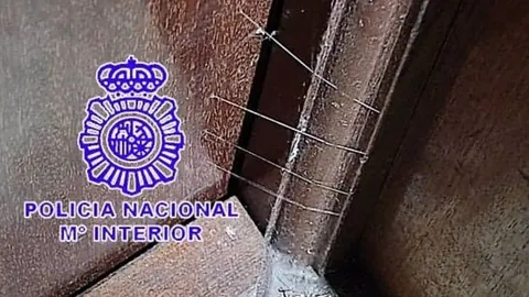 Hilos de pegamento en una puerta. Foto Policía Nacional