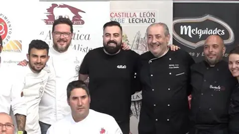 Los cocineros que elaboraron la cena en Carbajales de Alba
