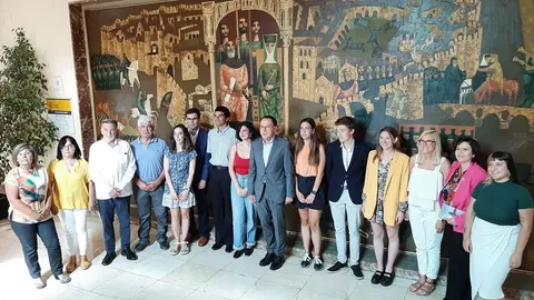 Foto de Familia de los participantes y tutores del Campus Rural con el subdelegado de Zamora