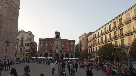 Imagen de archivo de viandantes en la Plaza Mayor de Zamora