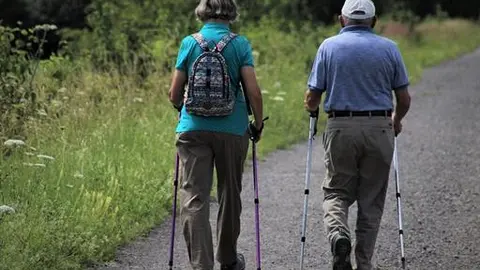 Ancianos haciendo deporte vía La Moncloa