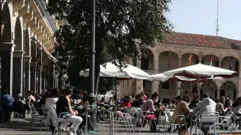 Ciudadanos disfrutan de las terrazas de la Plaza Mayor durante sus vacaciones