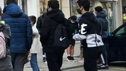 Imagen de archivo de jóvenes en la calle Víctor Gallego