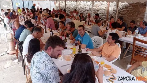 Comida de hermandad en La Tuda