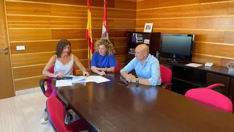 Delegada con la directora de Vivienda y jefe de Arquitectura