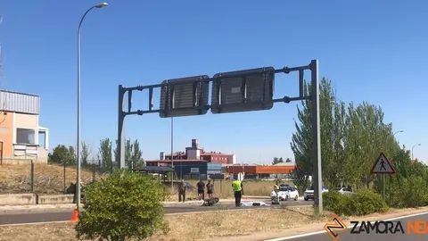 Sanitarios y policía en el lugar del accidente