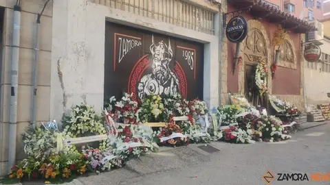 Imagen de archivo del Café Numancia, lleno de flores tras la muerte de Miguel