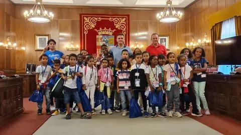 Foto de familia de los niños y niñas saharauis en el Salón de Plenos de la Diputación