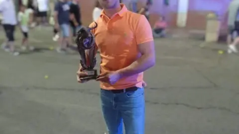 David Alonso muestra su premio. Foto cedida
