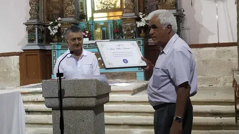 Julio Borrego entrega a Jesús Villar el reconocimiento de "Sayagués Ilustre". Fotografía: CEDIDA