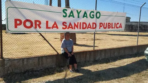 Pancarta por la sanidad rural digna en la ermita de Gracia. Fotografía: CEDIDA