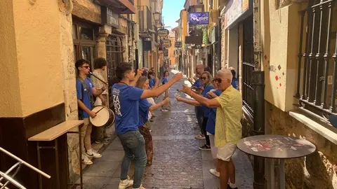 Grupo de folclore en la Calle Los Herreros