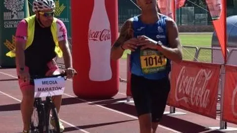 Entrada a la meta de Marcos Ferrero en la Media Maratón de Zamora