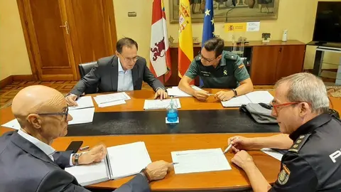Ángel Blanco preside la reunión de Coordinación con las FCSE
