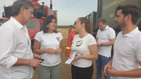 Ana Sánchez y Virginia Barcones en el puesto de mando montado en el incendio de Sierra de la Culebra