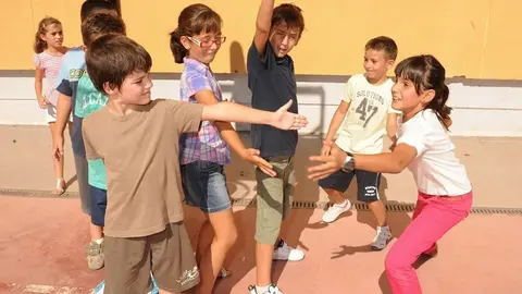 Niños juegan en el patio del cole. Foto ONCE