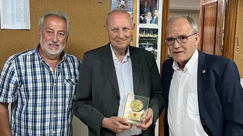 Pedro San Martín recibe una placa de reconocimiento
