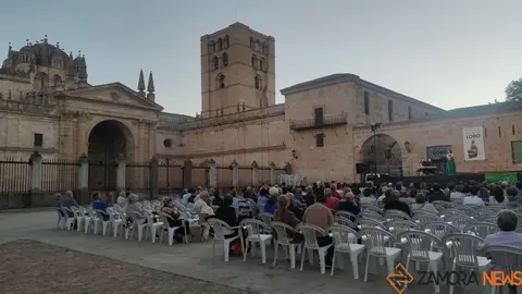 Público en la Plaza de la Catedral al inicio del concierto