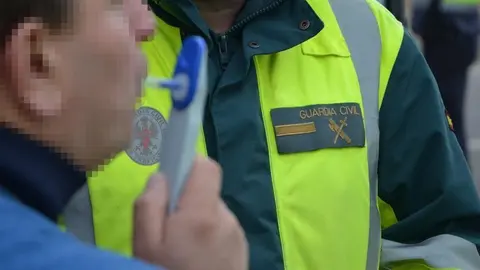 Una persona realiza un control de alcoholemia