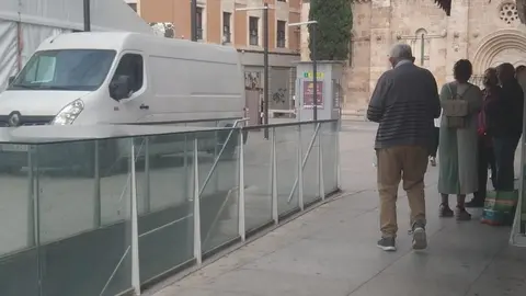 Viandantes por la Plaza de la Constitución