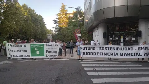 Protesta frente a las puertas de la Delegación Territorial de la Junta por la recuperación del proyecto de la biorrefinería de Barcial del Barco