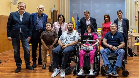 Foto de familia tras la primera sesión del grupo de trabajo sobre ELA, presidida por el ministro de Inclusión, Seguridad Socialy Migraciones, José Luis Escrivá, y la ministra de Sanidad, Carolina Darias.
