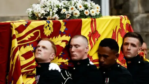 El féretro con los restos de la reina Isabel II de Inglaterra a su llegada al palacio de Holyroodhouse