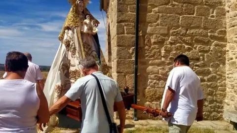 Los vecinos de Villalcampo procesionan a la Virgen de la Encarnación