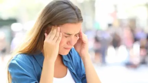 Imagen de una mujer con dolor de cabeza vía Salamancartvaldia.es