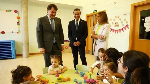 Mañueco en una escuela municipal de Salamanca. Foto Salamancaaldia/David Sañudo