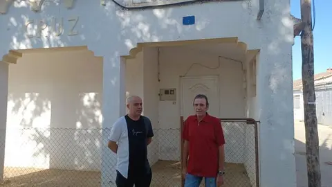 01 PSOE El Piñero. Manuel Pérez y Eduardo Folgdo visita reapertura colegio 12-08-2022