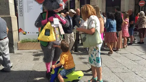 El vendedor de la ONCE disfrazado de ratón durante la Feria Internacional del Queso en Zamora