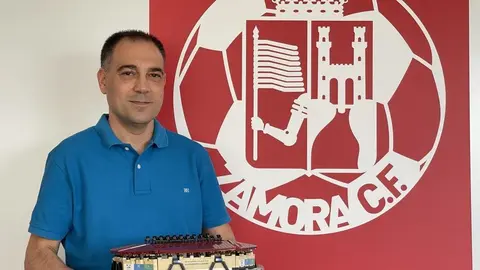 El socio del Zamora CF, Javier Palazuelo, con la maqueta del Ruta de la Plata realizada con piezas de LEGO