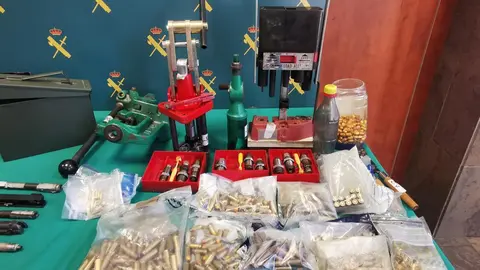 La Guardia Civil, en el marco de la operación PRINTER, ha desmantelado en Bermeo (Bizkaia), un taller clandestino para la fabricación de armas casera, cartuchería metálica, artefactos y mezclas explosivas mediante impresión 3D. Han sido intervenidas varias armas de fuego, entre ellas armas de guerra municionadas y listas para su uso, y ha sido detenido un hombre como presunto responsable de su fabricación.

Asimismo, se ha intervenido tres fusiles de asalto, pistolas municionadas, una escopeta de cañones, cinco artefactos explosivos, casi 200 iniciadores eléctricos, tres kilos de pólvora, más de seis kilos de precursores para crear mezclas explosivas, cerca de 400 cartuchos metálicos y dos impresoras 3D, entre otros. Varias de las armas tenían sus números de serie borrados o carecían de ellos lo que evidencia su procedencia ilegal.

La operación se inició en diciembre de 2021, cuando la Guardia Civil tuvo conocimiento, a través del Centro de Inteligencia contra el Terrorismo y el Crimen Organizado (CITCO), de una transacción sospechosa de precursores de explosivos a través de una plataforma de comercio on-line.

A pesar de las medidas de seguridad adoptadas por el presunto autor para evitar ser descubierto, se consiguió identificar a un individuo de 51 años residente en Bermeo (Bizkaia). Asimismo, se pudo constatar cómo esta persona habría adquirido los precursores para la fabricación de mezclas explosivas, como la pólvora, con finalidades desconocidas. A medida que avanzó la investigación, también se descubrió su posesión ilegal de varias armas de fuego (algunas de ellas introducidas mediante contrabando desde el extranjero) y la fabricación de armas de fuego o sus componentes esenciales mediante impresoras 3D.

Por tal motivo, se procedió al registro de la vivienda y del garaje de esta persona, donde se intervinieron 5 pequeños artefactos explosivos improvisados ya montados y dotados de sus respectivos sistemas de detonación eléctrica a distancia, así como de 197 iniciadores eléctricos, alrededor de 3 kg. de pólvora y 6,5 kg. de precursores y sustancias químicas utilizadas para la fabricación casera de estos artefactos y mezclas explosivas.

Cabe destacar, la actuación de los Técnicos en Desactivación de Explosivos (TEDAX) de la Guardia Civil, en la desactivación y destrucción dado el riesgo que ello conllevaba tanto para el mismo y su familia como para los moradores del resto de viviendas de su bloque. 

Fabricación ilegal y depósito de arma
De entre estas armas, destacan por su peligrosidad los 3 fusiles de asalto, catalogados como armas de guerra, tanto por su calibre como por su capacidad de efectuar fuego automático (ametrallador), por lo que su tenencia está totalmente prohibida a los particulares. Además, se da la circunstancia de que se trataba de armas originalmente inutilizadas (desactivadas) que el detenido había manipulado en su taller clandestino para reactivarlas, dejándolas de nuevo en condiciones de efectuar fuego real.

Además de las armas completas y activas antes citadas, también le fueron intervenidas otras 2 pistolas desmontadas y numerosos armazones, correderas, cañones semi-elaborados de fabricación artesanal, adaptadores para el acople de silenciadores y otras piezas y herramientas, que evidenciaban que el detenido también se dedicaba a la fabricación ilegal de armas mediante el ensamblaje de piezas de diferentes orígenes.

Con esa finalidad poseía igualmente 2 impresoras 3D de última generación con las que ya había fabricado varios armazones de pistola, empuñaduras y otras piezas, que junto con el resto de partes metálicas de armas intervenidas irían destinadas al ensamblaje de armas completas. Para ello igualmente disponía de numerosos envases de resina para impresión 3D y de bobinas de filamentos PLA, que son la materia prima utilizada para su fabricación.

El detenido que carecía de licencia de armas y por tanto estaba impedido para adquirir en un establecimiento autorizado las municiones que necesitaba para las armas que fabricaba y poseía ilegalmente, también se dedicaba a la fabricación casera de esta munición, para lo cual tenía instalado un taller en un garaje cerrado (bajera) en los sótanos de un edificio próximo, donde tenía instalados bancos de trabajo con tres máquinas de recarga de cartuchería, cientos de vainas vacías, proyectiles, pistones (fulminantes) y pólvora para la fabricación casera de munición de los calibres 45 ACP, 6,35 ms., 9 mm parabellum, 44 magnum y 223 Remington, alguno de ellos catalogado como calibre de guerra.

Del registro realizado en el garaje se intervino cerca de 400 cartuchos ya terminados y cargados de los citados calibres, listos para ser usados. Dada la cantidad de munición no se descarta que parte de la que fabricaba la dedicase a su venta ilegal a terceras personas.

Fabricación de armas o de sus piezas mediante tecnología de impresión 3D
La fabricación de armas o de sus piezas mediante tecnología de impresión 3D es una amenaza emergente, por el riesgo que supone la fabricación incontrolada por particulares de armas de fuego; motivo por el cual desde la Guardia Civil se viene realizando un constante esfuerzo para tratar de atajar esta nueva fuente de suministro; siendo esta la segunda operación que realiza en esta materia tras la desarticulación en Junio de 2020 en A Coruña de otro taller clandestino de fabricación de armas mediante impresión 3D.

Fabricación ilegal y depósito de explosivos
Los precursores de explosivos son sustancias químicas que, a partir de determinadas concentraciones y mezcladas entre sí o con otros productos, son susceptibles de utilizarse para la fabricación casera e ilícita de explosivos, por lo que su comercio, adquisición, tenencia y uso están rigurosamente controlados para evitar su desvío a fines ilícitos, violentos o terroristas.

Para su legal adquisición en nuestro país es necesario contar previamente con una licencia que otorga el Ministerio del Interior a través del CITCO, que es el Punto de Contacto Nacional en materia de precursores, y con el que la Jefatura de Información de la Guardia Civil trabaja estrechamente en esta materia. A lo largo del presente año la Guardia Civil ha analizado más de 298 solicitudes de este tipo de licencias de precursores y ha realizado 20 inspecciones a establecimientos que comercian con precursores e investigado otras 28 transacciones sospechosas.

Con esta intervención se ha impedido no sólo que el elevado número de artefactos explosivos, armas y municiones incautadas pudieran ser empleados en hechos violentos o desviados al mercado negro, sino también el riesgo para los vecinos de los lugares donde eran almacenados.

La operación ha sido desarrollada por la Jefatura de Información (UCE 3) de la Guardia Civil con el apoyo del Grupo de Información de la Comandancia de Vizcaya, el Grupo de Desactivación de Explosivos (GEDEX) de Bizkaia y Gipuzkoa, el Grupo de Acción Rápida (GAR) y el Servicio Cinológico (perros detectores de armas y explosivos).

Para la ampliación o confirmación de cualquier otro dato, puede contactar con la Oficina Periférica de Comunicación de la Jefatura de Información de la Guardia Civil en el teléfono 91.503.11.09.
