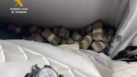 Imagen de la droga en uno de los vehículos de alta gama usados en los viajes express a Salamanca- Fotografía: GC