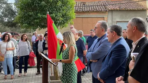 Prada y Faundez en los actos de presentación de la nueva bandera y escudo de Calzadilla de Tera