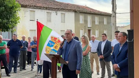 Prada y Faundez en los actos de presentación de la nueva bandera y escudo de Calzadilla de Tera