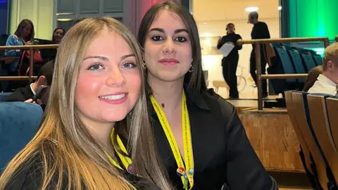 Marta Rodríguez Vega y Estefanía Conde Toranzo estudiantes del IES Los Sauces
